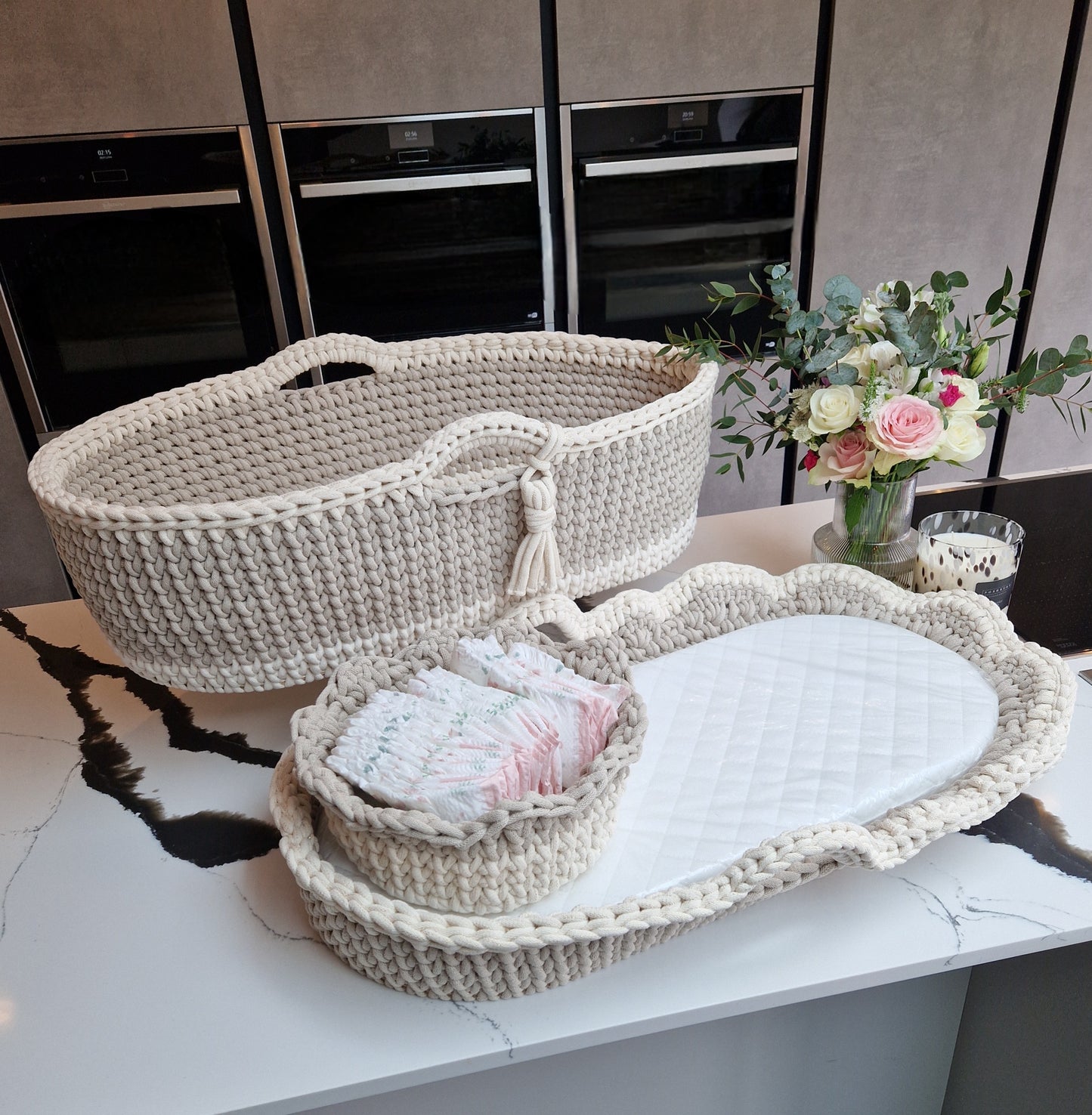 Scalloped Two-Tone Changing Basket